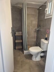 A bathroom at ēnNĒ Studios for Views & Tranquility