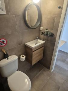 A bathroom at ēnNĒ Studios for Views & Tranquility
