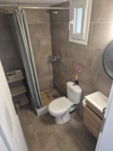 A bathroom at ēnNĒ Studios for Views & Tranquility