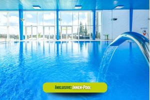 una piscina cubierta con una fuente de agua en AHORN Hotel Am Fichtelberg, en Kurort Oberwiesenthal