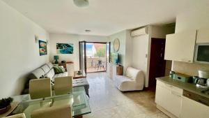 un salon avec un canapé, des chaises et une table dans l'établissement Mint Apartment willa Salena, à Slatine