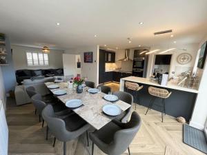 Dapur atau dapur kecil di Coastal 5-Bedroom House in Devon with a Hot Tub