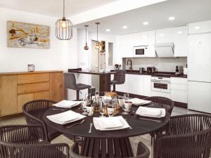 a dining room table with chairs and a kitchen at Banana Beach in Marbella
