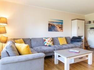Ruang duduk di Holiday Home MeerZeit II by Interhome