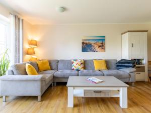 Ruang duduk di Holiday Home MeerZeit II by Interhome