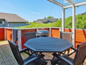 En balkon eller terrasse på Holiday Home Veijo - all inclusive - 800m from the sea by Interhome