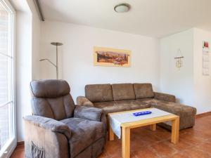 Posezení v ubytování Holiday Home Haus 99 - Seepark Burhave by Interhome
