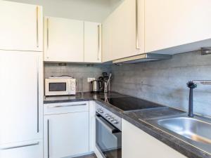 Dapur atau dapur kecil di Holiday Home MeerZeit I by Interhome