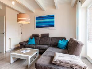 Ruang duduk di Holiday Home MeerZeit I by Interhome