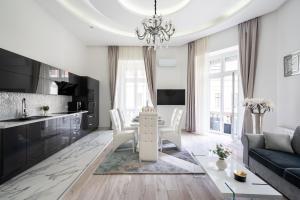 A kitchen or kitchenette at Király 35 Luxury Apartment with free parking