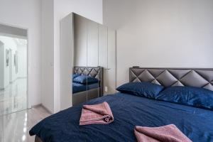 A bed or beds in a room at Király 35 Luxury Apartment with free parking
