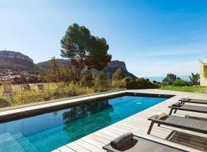 卡西斯Super Cassis Paradis 8p piscine vue mer的可以看到山景的游泳池