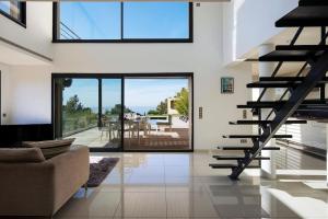 Super Cassis Paradis 8p piscine vue mer的休息区