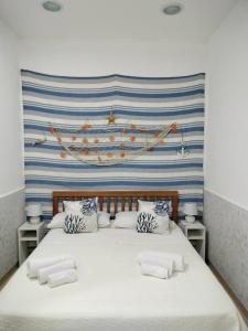 sypialnia z dużym białym łóżkiem z poduszkami w obiekcie Domus Rosaliae - Casa Vacanze w mieście Palermo