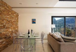 Super Cassis Paradis 8p piscine vue mer的休息区