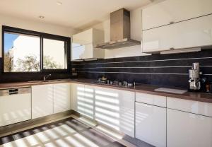 Super Cassis Paradis 8p piscine vue mer的厨房或小厨房