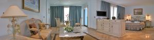 TV a/nebo společenská místnost v ubytování Hotel Hacienda Don Manuel