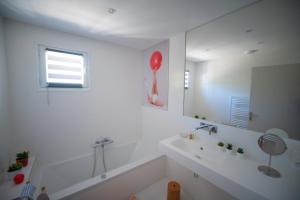 Baño blanco con bañera y espejo en La maison de Brigitte, en LʼIsle-sur-la-Sorgue 32 fotos más