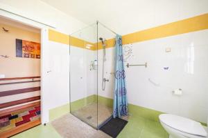 y baño con ducha y aseo. en Family House Gijón en Gijón
