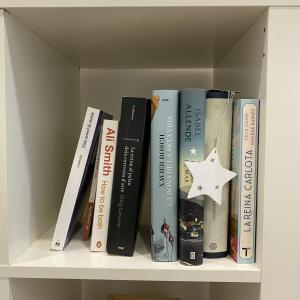 a book shelf with a bunch of books at Cal Feliu Piso amplio en el centro de Reus in Reus
