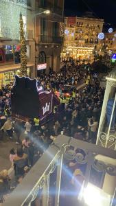 eine Aussicht auf eine Menschenmenge in einem Einkaufszentrum in der Unterkunft Cal Feliu Piso amplio en el centro de Reus in Reus