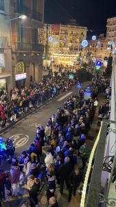 Eine große Menschenmenge reitet auf Pferden die Straße hinunter in der Unterkunft Cal Feliu Piso amplio en el centro de Reus in Reus