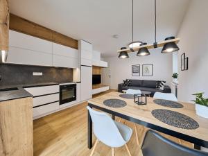 Kuchyňa alebo kuchynka v ubytovaní Apartment Chic Mountain Terrace Lounge by Interhome