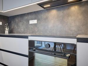 Kuchyňa alebo kuchynka v ubytovaní Apartment Chic Mountain Terrace Lounge by Interhome