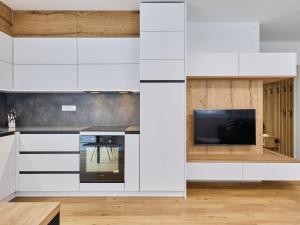 Kuchyňa alebo kuchynka v ubytovaní Apartment Chic Mountain Terrace Lounge by Interhome
