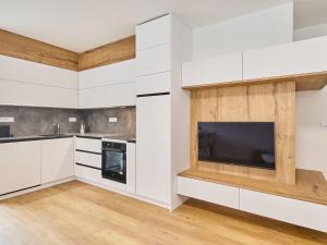 Kuchyňa alebo kuchynka v ubytovaní Apartment Chic Mountain Terrace Lounge by Interhome