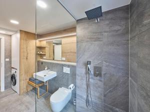 Kúpeľňa v ubytovaní Apartment Chic Mountain Terrace Lounge by Interhome