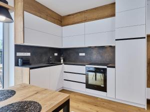 Kuchyňa alebo kuchynka v ubytovaní Apartment Chic Mountain Terrace Lounge by Interhome