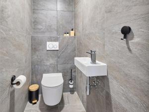 Kúpeľňa v ubytovaní Apartment Chic Mountain Terrace Lounge by Interhome