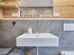 Kúpeľňa v ubytovaní Apartment Chic Mountain Terrace Lounge by Interhome