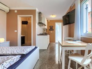 een kamer met een bed, een tafel en een keuken bij Apartment Villa Ester-3 by Interhome in Umag