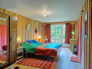 una camera da letto con un letto e una finestra di Holiday Home Wood love Home by Interhome a Plerneuf Altre 23 foto
