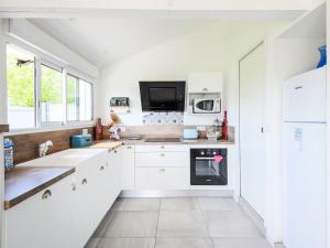 Η κουζίνα ή μικρή κουζίνα στο Holiday Home Grand confort proche Océan by Interhome