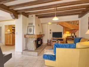 Μια τηλεόραση ή/και κέντρο ψυχαγωγίας στο Holiday Home Chante-Brise by Interhome