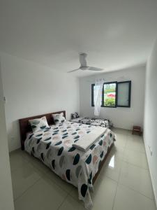 a white bedroom with a large bed and a window at Magnifique villa avec espaces extérieurs in Saint-André