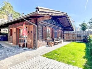una cabina di legno con due panche e una bandiera di Holiday Home Luna by Interhome a Imst