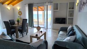 TV a/nebo společenská místnost v ubytování Tsaki seaview apartment