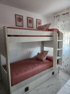 Posteľ alebo postele v izbe v ubytovaní ÁTICO DUPLEX ESPECTACULAR MARMOLADO con PISCINA PRIVADA!