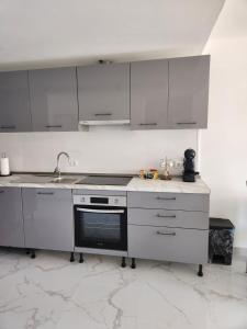 Kuchyňa alebo kuchynka v ubytovaní ÁTICO DUPLEX ESPECTACULAR MARMOLADO con PISCINA PRIVADA!