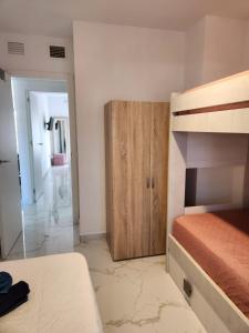 Posteľ alebo postele v izbe v ubytovaní ÁTICO DUPLEX ESPECTACULAR MARMOLADO con PISCINA PRIVADA!