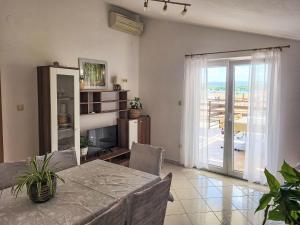 Televízia a/alebo spoločenská miestnosť v ubytovaní Apartment Ana-2 by Interhome + 17 fotografií
