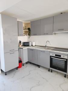 Kuchyňa alebo kuchynka v ubytovaní ÁTICO DUPLEX ESPECTACULAR MARMOLADO con PISCINA PRIVADA!