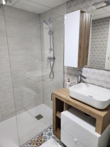 Kúpeľňa v ubytovaní ÁTICO DUPLEX ESPECTACULAR MARMOLADO con PISCINA PRIVADA!