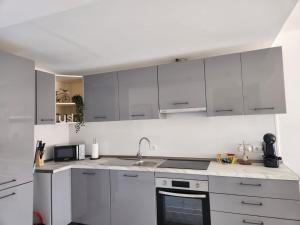 Kuchyňa alebo kuchynka v ubytovaní ÁTICO DUPLEX ESPECTACULAR MARMOLADO con PISCINA PRIVADA!