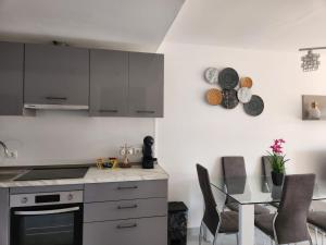 Kuchyňa alebo kuchynka v ubytovaní ÁTICO DUPLEX ESPECTACULAR MARMOLADO con PISCINA PRIVADA!