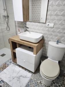 Kúpeľňa v ubytovaní ÁTICO DUPLEX ESPECTACULAR MARMOLADO con PISCINA PRIVADA!
